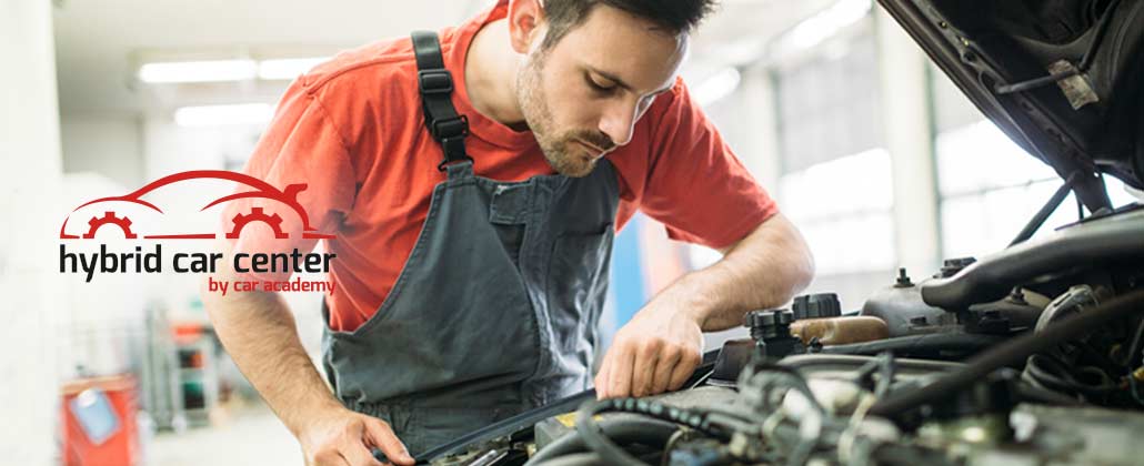 Mecânico do Hybrid Car Center repara um carro.